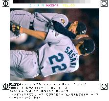 Ichiro extends hitting streak to 15, Sasaki marks 15th save