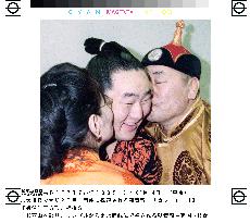 Kisses for Mongolia's Asashoryu