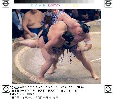 Takanohana keeps lead in summer sumo