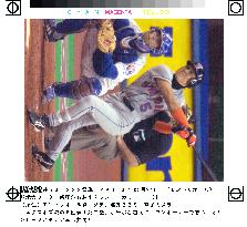 Shinjo blasts game-deciding two-run homer