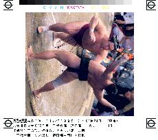Ozeki Chiyotaikai keeps pressure on Takanohana in summer sumo