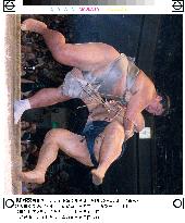 Musoyama upsets Takanohana to set up showdown at summer sumo