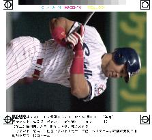 Swallows's Petagine hits go-ahead RBI single against Carp