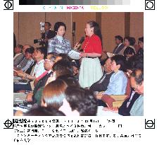 (1) Koizumi cabinet holds 'town meeting'