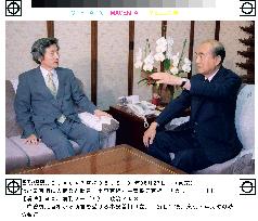 Koizumi meets former premiers before trip to U.S., Europe