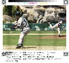 Ichiro collects hit off Hasegawa to keep AL batting lead