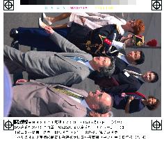 Koizumi arrives in Paris