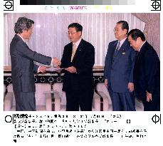 Koizumi hands letter addressed to Jiang to Yamasaki
