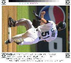 Ichiro steals second base