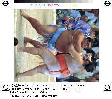 Musashimaru stays top on 5th day of Nagoya sumo