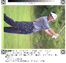 Suzuki takes 1-shot halfway lead at Aiful Cup golf