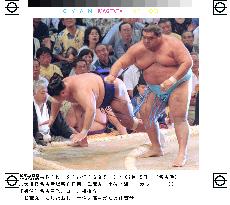 (2)Musashimaru, Kaio power on at Nagoya sumo