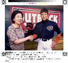 Osaka Gov. Ota meets outfielder Shinjo