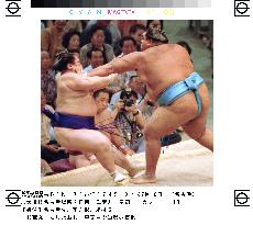 (1)Musashimaru blazes ahead, Kaio falls at Nagoya sumo