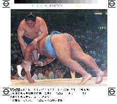 Musashimaru maintains Nagoya sumo lead