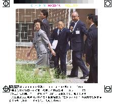 Justice minister visits Osaka elementary school