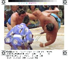 Musashimaru falls to 1st defeat at Nagoya sumo