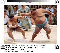Musashimaru stays clear at Nagoya sumo