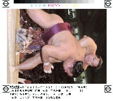 Kaio leads Nagoya sumo tournament with 1 loss