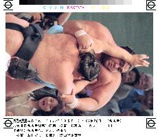 (1)Yokozuna Musashimaru suffers 2nd loss