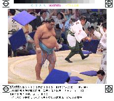 (2)Yokozuna Musashimaru suffers 2nd loss