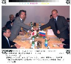 Koizumi, Putin meet in Genoa