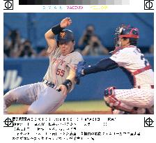 Giants Matsui tagged out in 1st inning against Swallows