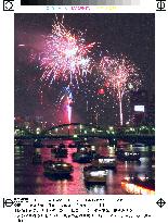 900,000 spectators view Tokyo's Sumida River fireworks