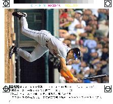 Shinjo singles against Astros