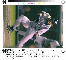 Ichiro hits bunt single