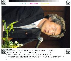 Koizumi says still 'thinking carefully' about shrine visit