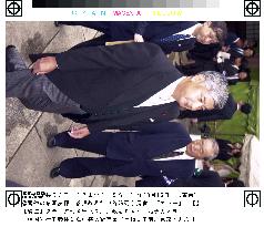 (1)5 ministers, 120 lawmakers visit Yasukuni