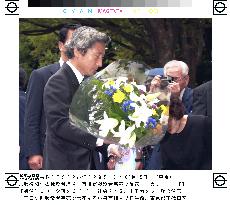 Koizumi lays flowers for war dead