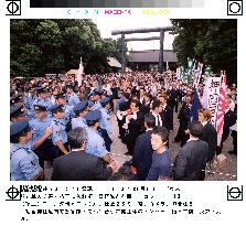 Rightists block protesters from entering Yasukuni Shrine