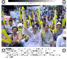 Former comfort women protest Koizumi's Yasukuni visit