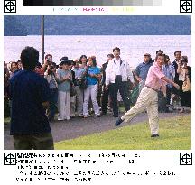 Koizumi plays catch with son during vacation outside Tokyo