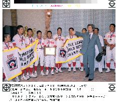 Koizumi plays catch with Little League champs
