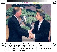 Koizumi, Quayle shake hands on anniversary of peace treaty
