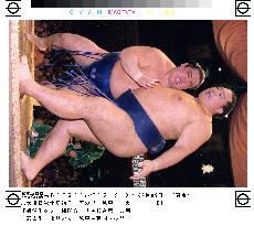 Yokozuna hopeful Kaio slips up on 1st day of autumn sumo