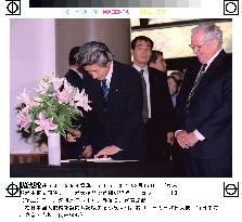 Koizumi visits U.S. Embassy to express condolences