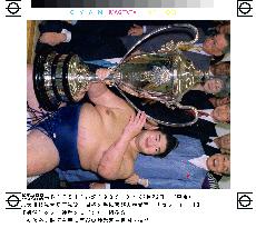 Kotomitsuki wins Emperor's Cup