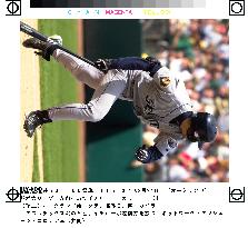 Ichiro hits single against Athletics