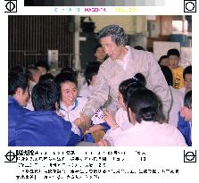 Koizumi encourages students evacuated from Miyakejima