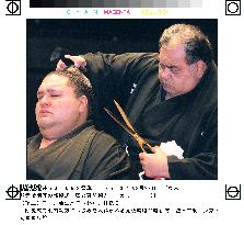 Stablemaster Azumazeki removes the topknot of yokozuna Akebono