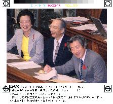 Koizumi smiles at opposition question in Diet session