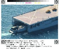 Germantown takes in landing ship off Sasebo