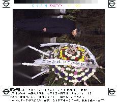 Koizumi offers wreath at museum commemorating war