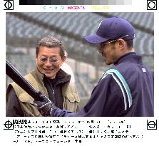 Ex-Orix manager Ogi meets with Mariners' Ichiro