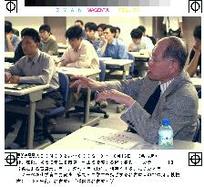 Noyori with students for 1st time since winning Nobel prize