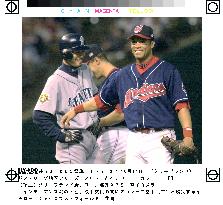Ichiro and Alomar in Game 3